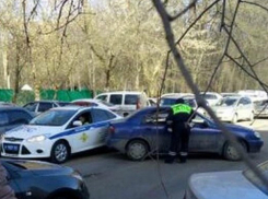 Задом «поцеловал» машину ГАИ сбежавший с парковки седан в Ростове