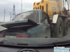 В Миллерово грейдер, поднимаясь в гору, покатился назад и смял несколько машин. ВИДЕО