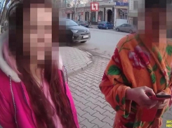 Ростовчанка с дочерью рассказали на видео об ужасной агонии умышленно раздавленного продавщицей котенка