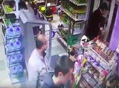 Хитрая кража молодыми людьми чупа-чупсов из супермаркета Ростовской области попала на видео