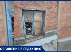 Спустя четыре месяца после прилета дрона УК не может убрать в доме у ростовчан 