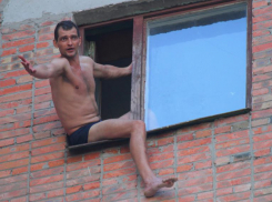 Полуголый мужчина грозится спрыгнуть с 12 этажа в Ростовской области