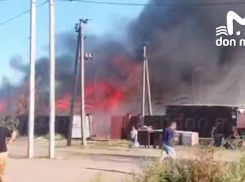 В Батайске загорелась автомастерская со спецмашинами 