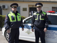 В Ростовской области полицейские спасли семью из горящего дома