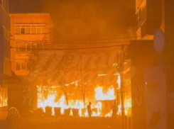 Возле рынка в Каменске-Шахтинском произошел крупный пожар