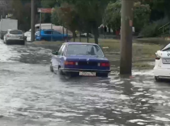 В Ростове из-за сильного дождя с градом перекрыли Малиновского и Стачки