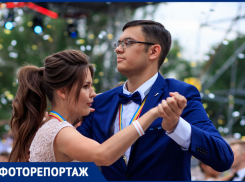 Дефиле красавиц в вечерних платьях: в Ростове прошел бал для отличников 