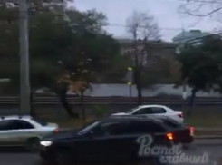 Плевать хотел на ПДД самоуверенный и борзый водитель гоняя по Ростову