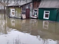 Жители Левого берега в Ростове пожаловались на затопленную улицу и замерзшие дома