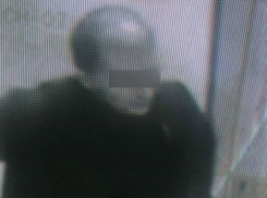 Свой половой орган показывает детям после угощения конфетами полулысый извращенец в кинотеатрах Ростова