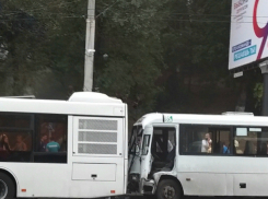 Маршрутка влетела в автобус на Стачки в Ростове, пострадали люди