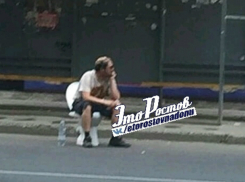 Задумчивый «мыслитель» на унитазе у обочины дороги в Ростове рассмешил местных жителей