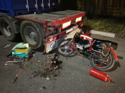 В Ростовской области водитель мопеда насмерть разбился об автопоезд