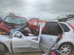 Легковушка попала в смертельное ДТП на трассе в Ростовской области