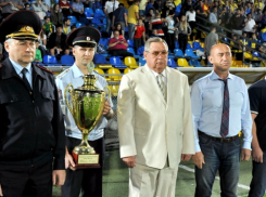 Главный полицейский области вручил ФК «Ростов» кубок «Вместе с командой»