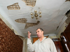 В жуткое жилье из аварийного опасного дома переселили семью в Ростовской области