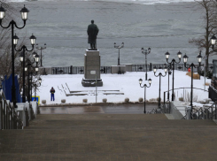 Сити-менеджер мечтает оторвать руки вандалам, разгромившим Казанскую лестницу в Ростове