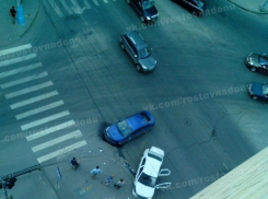 В центре Ростова иномарки едва не снесли автобусную остановку 