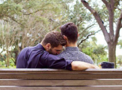 Сексом на лавочке с молодым другом занимался женатый ростовчанин во дворе Москвы