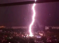 Мощный ночной ливень с разрядами молнии и громом всполошил ростовчан