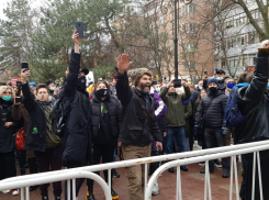 «Позор, позор»: митингующие устроили шествие по центру Ростова