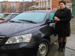 Ростовская таксистка вернула забытые пассажирами 4 млн рублей и получила за это «спасибо»
