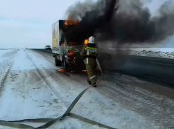 Попавший в ДТП водитель грузовика вытащил своего коллегу из горящей «Газели» на трассе в Ростовской области