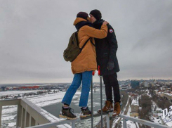 Дух захватывает: поцелуй двух подростков на краю высотки шокировал ростовчан 