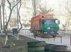 Бабушки в слезах из-за выкапывания покрышек из цветочных клумб в Ростове