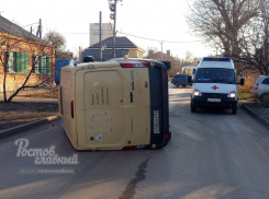 В Ростове в ДТП перевернулась инкассаторская машина