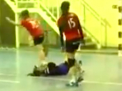 Шокирующее видео: ростовская гандболистка специально наступила на голову москвички