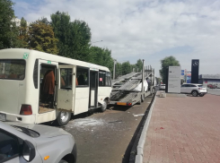 В Ростове маршрутка стокнулась с автовозом