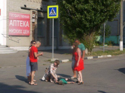 Маленький мальчик лишился сознания под колесами невнимательной автоледи в Ростовской области