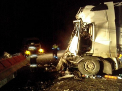 Двое мужчин пострадали в массовом столкновении большегрузов на трассе в Ростовской области