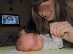 Сироту с пятимесячным младенцем из Ростовской области поселили в дом «без окон и крыши» 