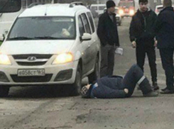 Пытаясь обойти припаркованную иномарку, мужчина попал под колеса «Лады» в Ростове