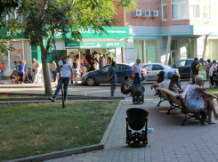 В Ростове офис СКБ-Банка целый день «штурмовали» абитуриенты и их родственники