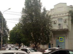 Центр Ростова встал в гигантской утренней пробке из-за перекрытой Театральной площади