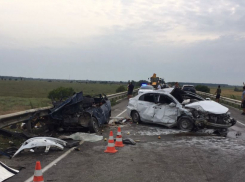 Два водителя погибли в аварии на трассе в Семикаракорском районе