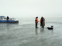 Два рыбака провалились под лед в Ростовской области