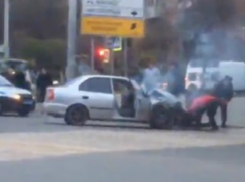 Набитую пассажирами маршрутку протаранил Hyndai Accent и загорелся от удара в Ростове