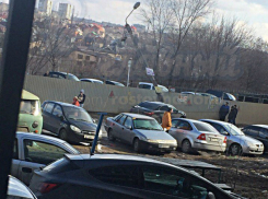 Иномарка спровоцировала ДТП в Ростове и снесла опору ЛЭП