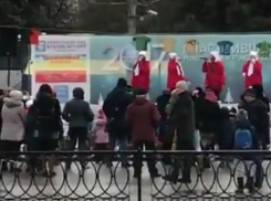 Массовые новогодние гулянья под дождем в Ростове-на-Дону попали на видео