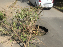 Образовавшаяся в новеньком асфальте воронка засасывает автомобилистов на бульваре Комарова в Ростове