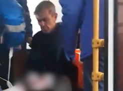В Азове пассажир напал на водителя автобуса с ножом и сбежал