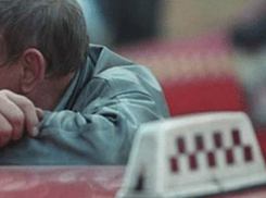 «Длиннорукий» рецидивист оставил без дорогого гаджета водителя такси в Ростовской области