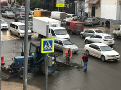 Копающие дыру «в ад» рабочие устроили ростовчанам сумасшедшее утро