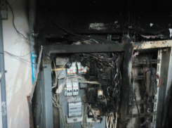 Горящие электрощитовые в подъезде Ростова испуганные жильцы сняли на видео