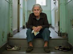 Девушка напала и ограбила пожилую дончанку после того, как помогла с пакетами 