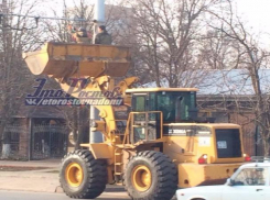 Фото «взлетевших» в ковше трактора ростовских мужчин удивило пользователей